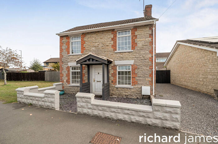 2 Bedroom Detached House For Sale In Blunsdon Road, Haydon Wick, Swindon, SN25