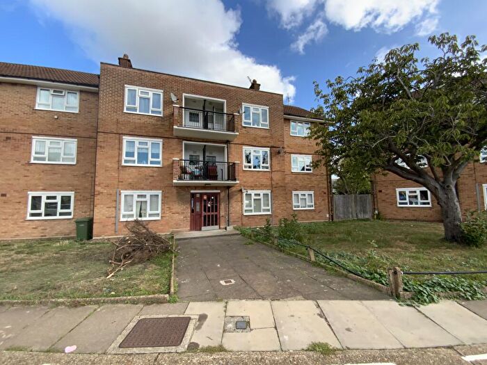 2 Bedroom Flat To Rent In Beaumont Crescent, Rainham, Havering, RM13