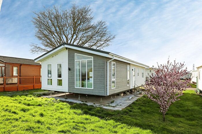 2 Bedroom Mobile/park Home For Sale In Manor House, Church Laneham, Retford, DN22