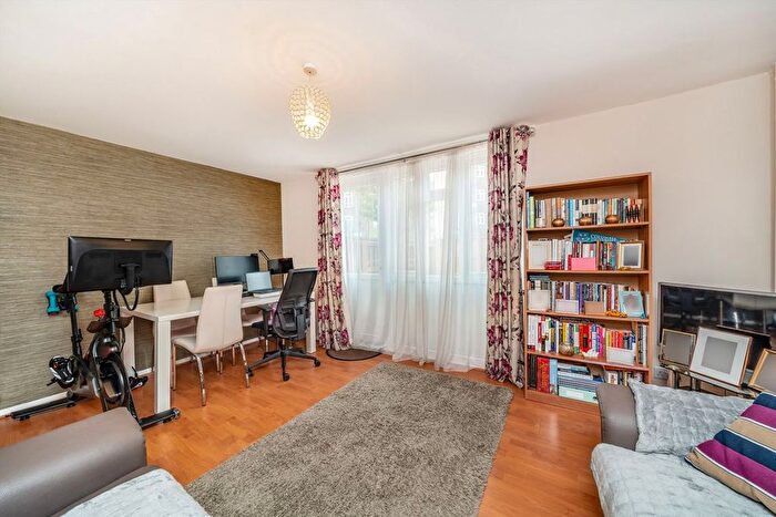 3 Bedroom Maisonette For Sale In Jarrow Way, Homerton, E9