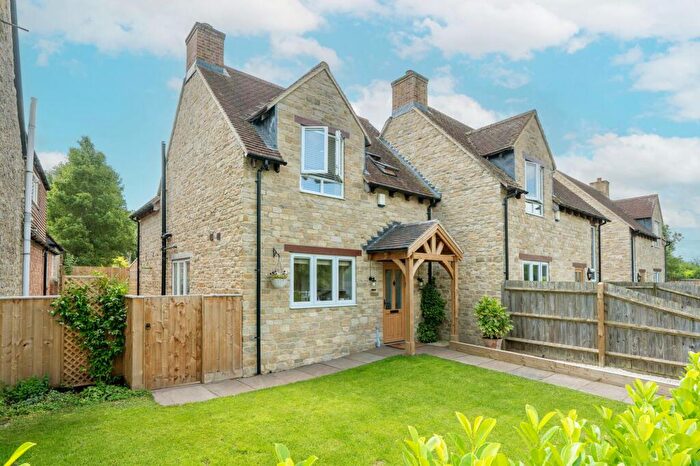 3 Bedroom Semi-Detached House For Sale In Moorhen Close, Marsh Gibbon, OX27