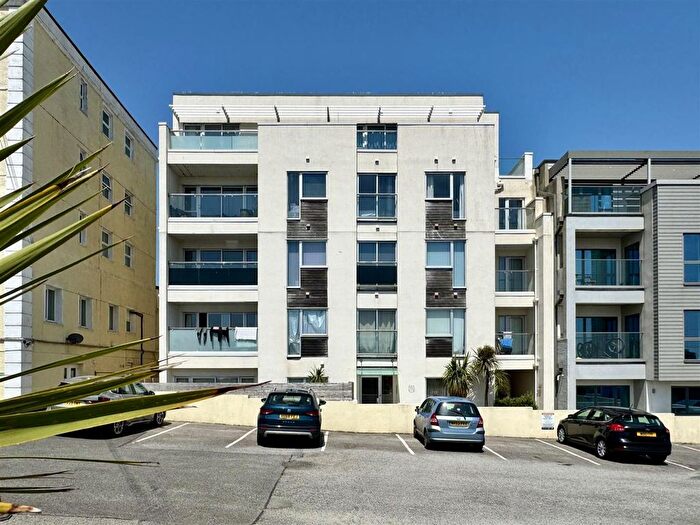 2 Bedroom Flat For Sale In Pentire Avenue, Newquay, TR7