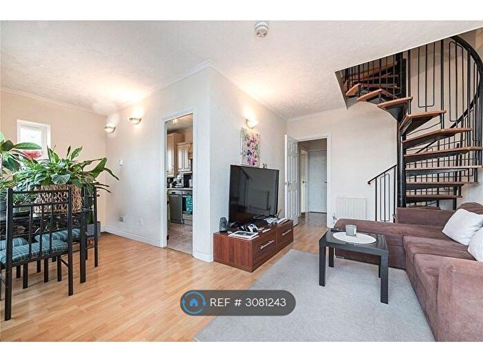3 Bedroom Flat To Rent In York House, London, E16