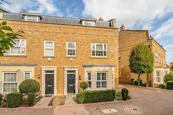 4 Bedroom Semi-Detached House For Sale In Lendy Place, Sunbury-On-Thames, TW16