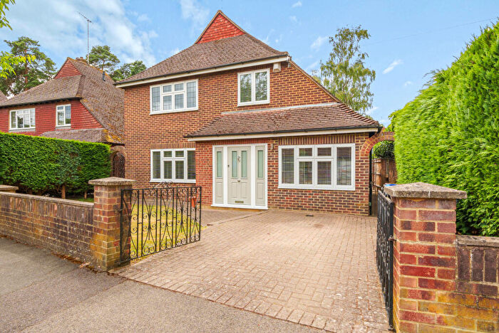 4 Bedroom Detached House For Sale In Lincoln Drive, Pyrford, GU22