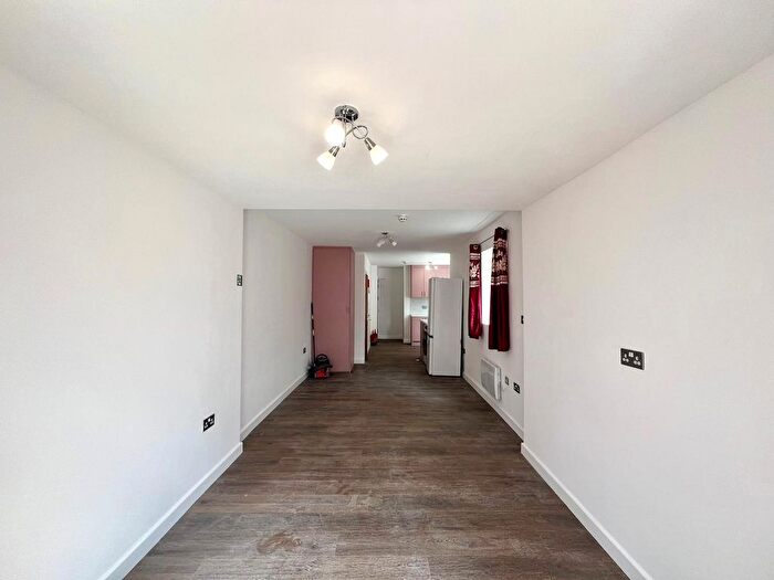 6 Bedroom Semi-Detached House For Sale In Frimley Road, Camberley, GU15