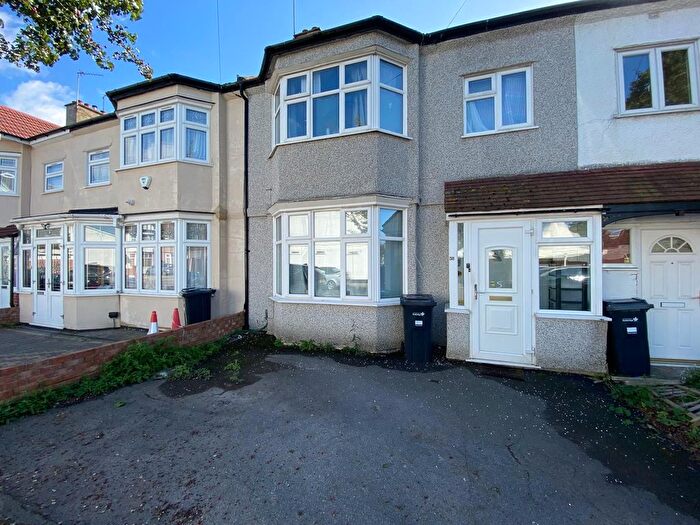 3 Bedroom Detached House To Rent In Ashurst Drive, Ilford, IG2