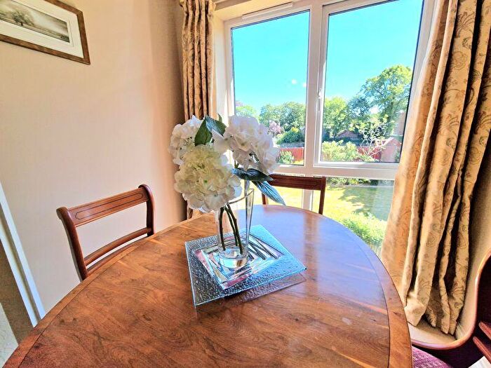 2 Bedroom Apartment For Sale In Metcalfe Drive, Romiley, SK6