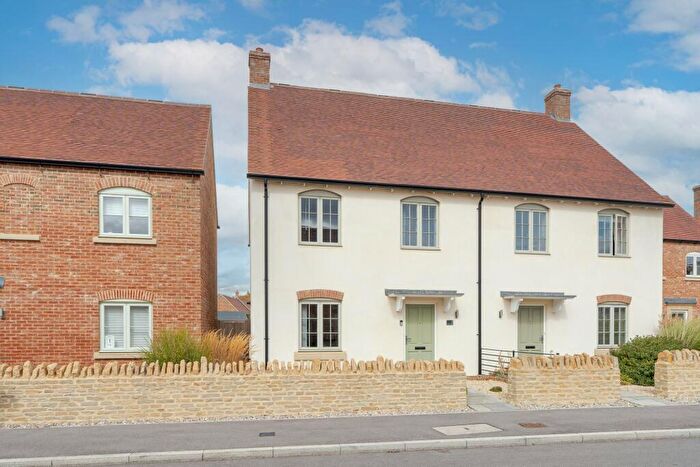 3 Bedroom Semi-Detached House For Sale In Carter Crescent, Woodstock, OX20
