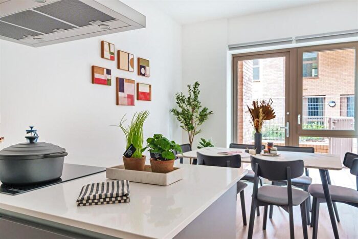 3 Bedroom Apartment To Rent In Bed, St Floor, Messel House In Anchors Point, E16