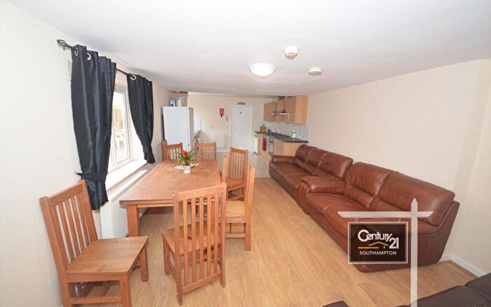10 Bedroom Detached House To Rent In |Ref: |, Lodge Road Southampton, SO14