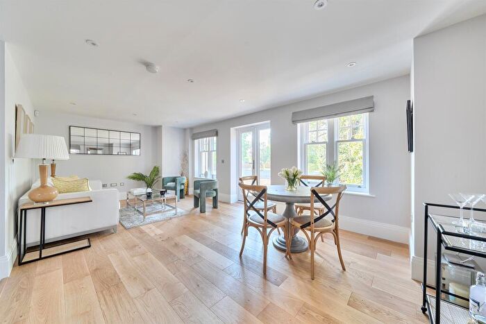 2 Bedroom Apartment For Sale In Hermitage Place, Bath Road, Taplow, Maidenhead, SL6