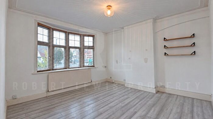 2 Bedroom Flat To Rent In Queens Avenue, London, N21