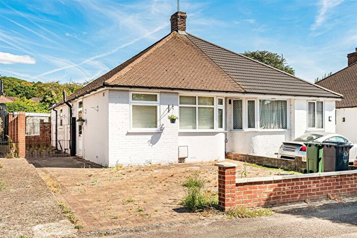 2 Bedroom Semi-Detached Bungalow For Sale In Drysdale Avenue, North Chingford, E4