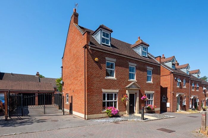 5 Bedroom Detached House For Sale In Kingfisher Grove, Three Mile Cross, RG7