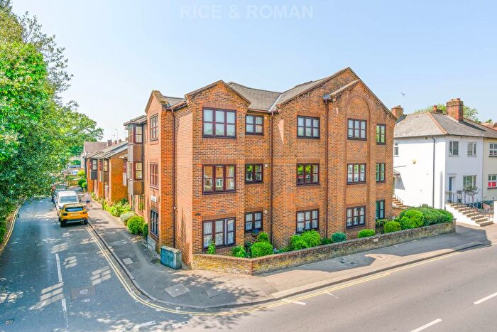 1 Bedroom Flat For Sale In Chertsey Walk, Chertsey, KT16