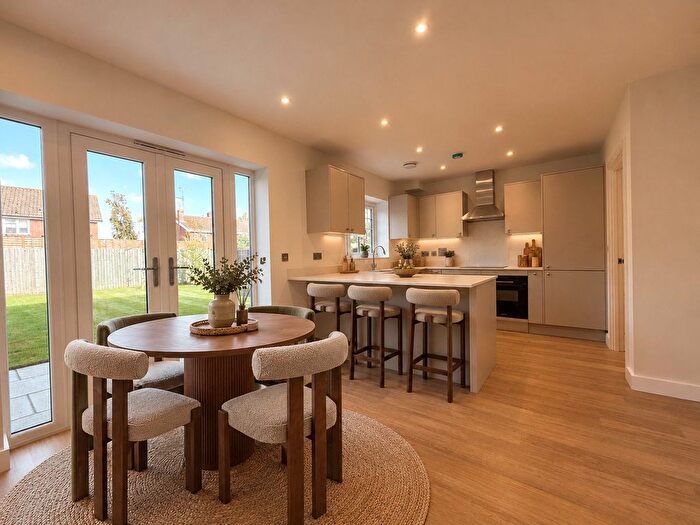 3 Bedroom Link Detached House For Sale In The Meadow, Trowes Lane, Swallowfield, RG7