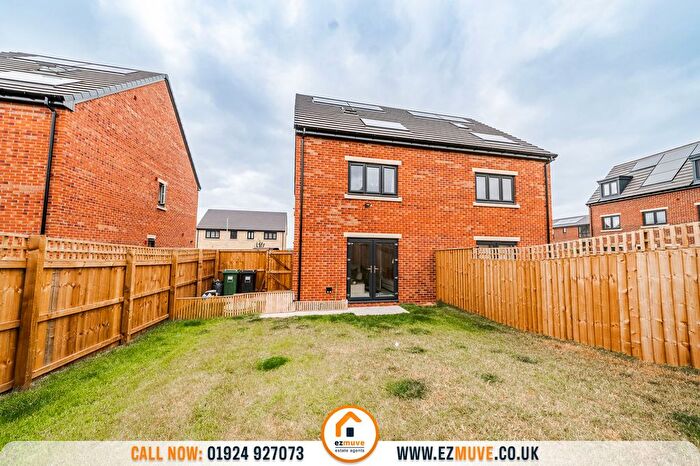 3 Bedroom Semi-Detached House For Sale In Blossom Walk, Soothill, WF17