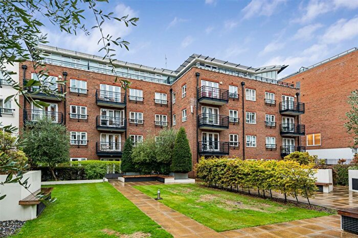 2 Bedroom Flat For Sale In Seven Kings Way, Kingston Upon Thames, KT2