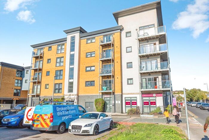 2 Bedroom Flat For Sale In Station Road, Rochester, Kent, ME2