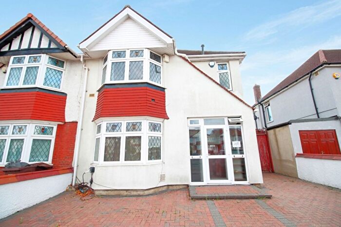 1 Bedroom Flat To Rent In Great West Road, Hounslow, TW5