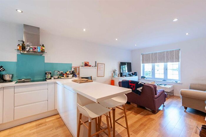 2 Bedroom Flat For Sale In Cromwell Close, London, W3