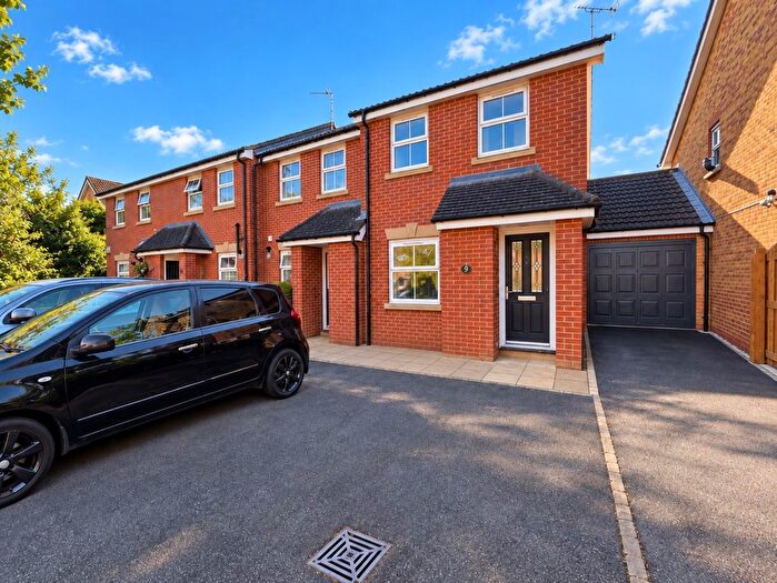 2 Bedroom End Of Terrace House For Sale In Wraysbury Close, Luton, Bedfordshire, LU4