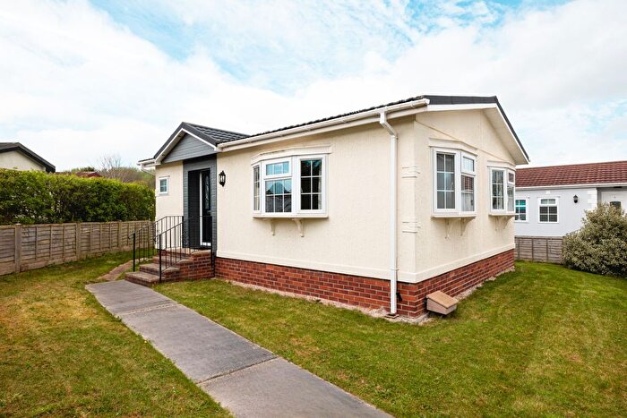 1 Bedroom Mobile/park Home For Sale In Glade Walk, Clyst St Mary, EX5