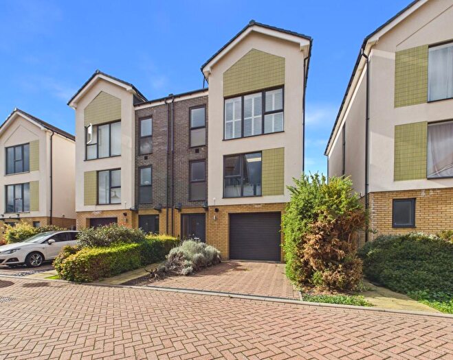 4 Bedroom Semi-Detached House For Sale In Westerly Way, St. Marys Island, Chatham, Kent, ME4