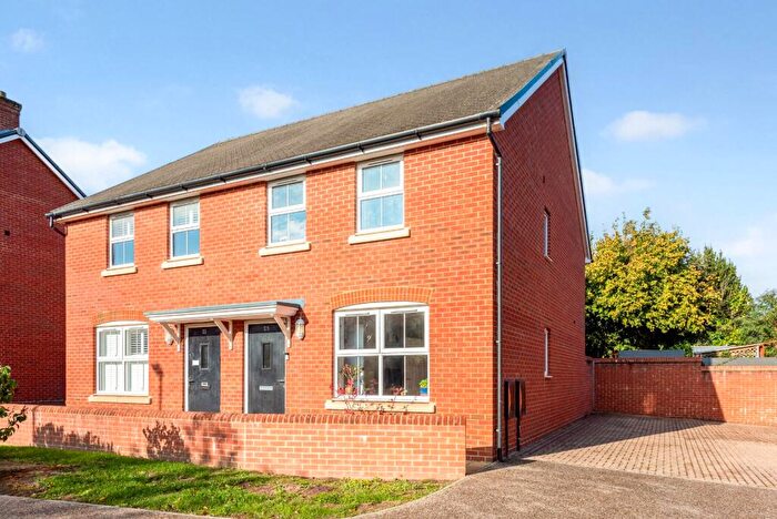 3 Bedroom Semi-Detached House For Sale In Weald Way, Petersfield, Hampshire, GU31