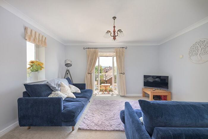 2 Bedroom Flat For Sale In The Courtyard, Marlow, SL7
