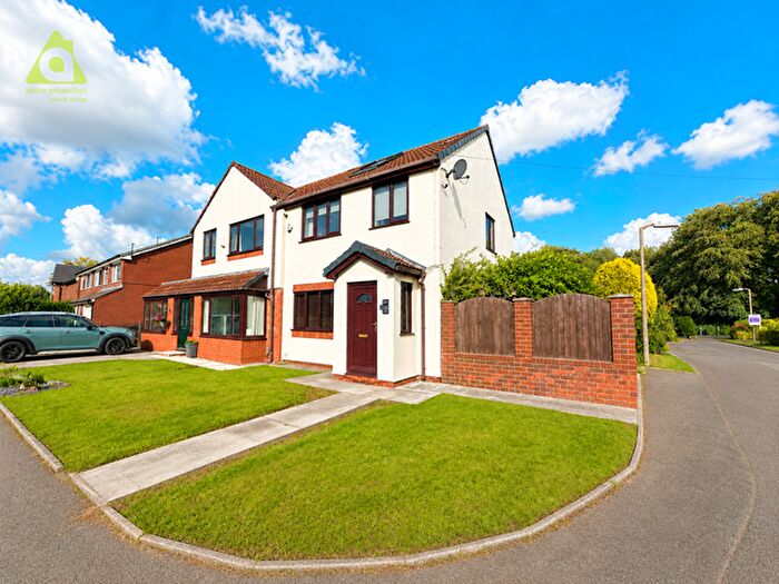 3 Bedroom Semi-Detached House For Sale In Wingates Lane, Westhoughton, BL5