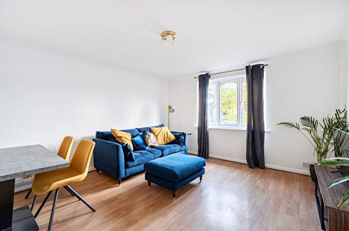 1 Bedroom Flat For Sale In Christopher Court, Western Road, Sutton, SM1