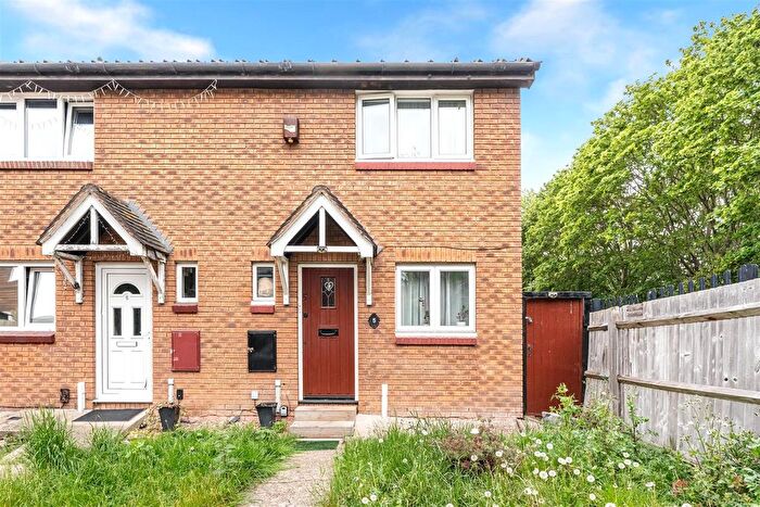 3 Bedroom Semi-Detached House For Sale In Exeter Close, London, E6