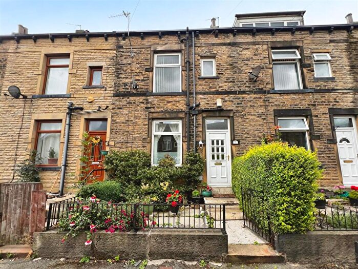3 Bedroom Terraced House For Sale In Peterborough Place, Bradford, BD2