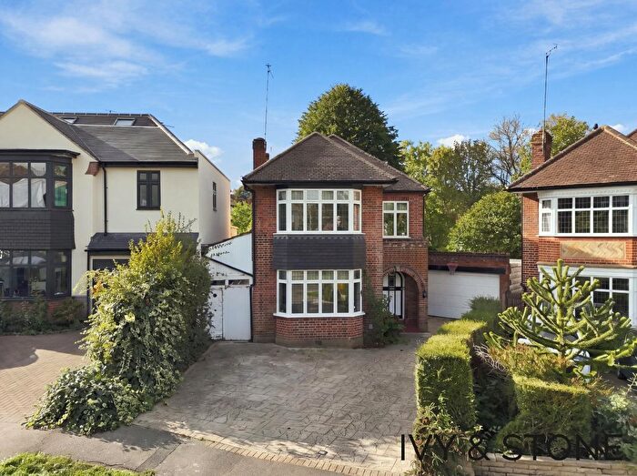 3 Bedroom Detached House For Sale In Chiltern Way, Woodford Green, Greater London, IG8