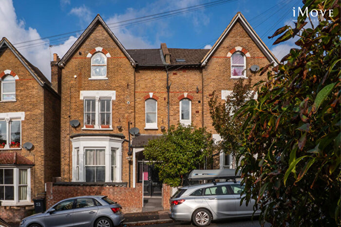 2 Bedroom Flat For Sale In Rockmount Road, London, SE19