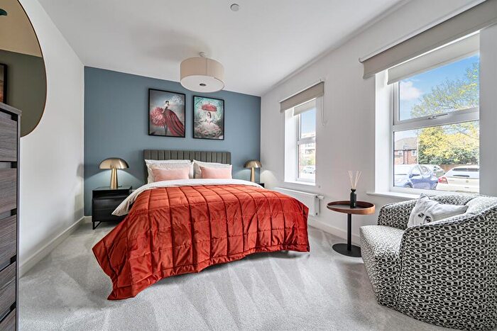 2 Bedroom Flat For Sale In Toye Avenue, London, N20
