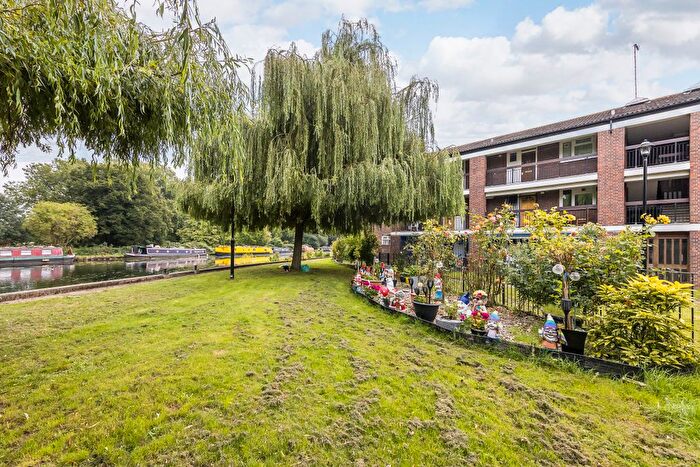 1 Bedroom Maisonette For Sale In Penda's Mead, Lindisfarne Way, London, Hackney, E9