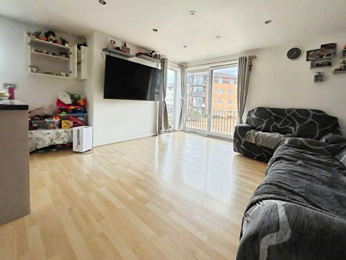 2 Bedroom Flat To Rent In Blackburn Way, Hounslow, TW4