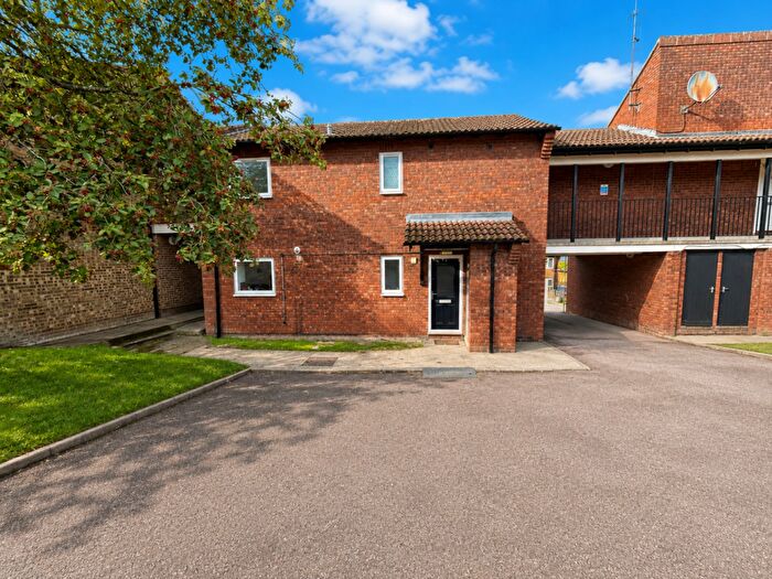 2 Bedroom Maisonette For Sale In Plaiters Way, Bidwell, Dunstable, LU5