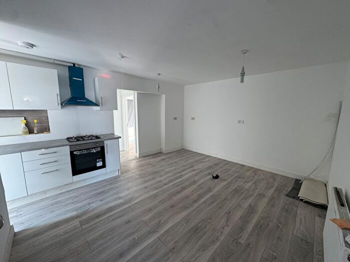 3 Bedroom Maisonette To Rent In Dorset Waye, Hounslow, TW5