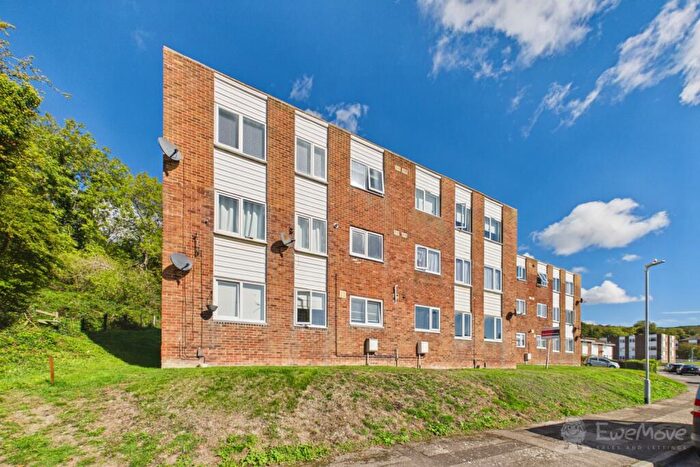 2 Bedroom Flat For Sale In Holywell Avenue, Folkestone, Kent, CT19