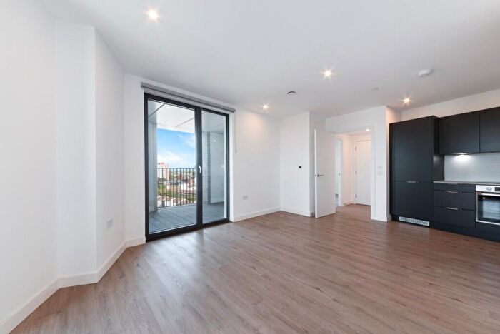 2 Bedroom Apartment To Rent In Plaistow Road, London, E13
