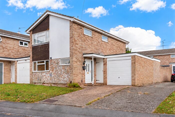 4 Bedroom Link Detached House For Sale In Stuart Close, Emmer Green, Reading, RG4