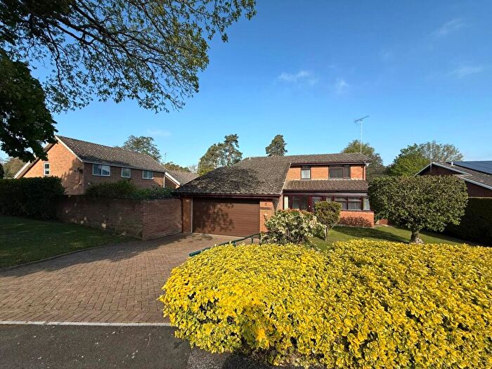 4 Bedroom Detached House For Sale In Coleridge Avenue, Yateley, Hampshire, GU46