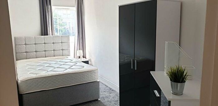 2 Bedroom Flat To Rent In Acland Road, Exeter, Devon, EX4