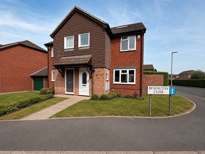 4 Bedroom Semi-Detached House For Sale In Benington Close, Luton, LU2