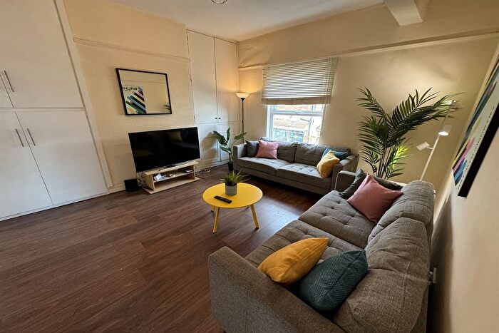 1 Bedroom Flat To Rent In Room In Shared Flat, High Rd, Beeston, NG9
