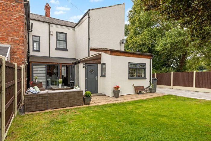 3 Bedroom Semi-Detached House For Sale In Winwick Road, Warrington, WA2